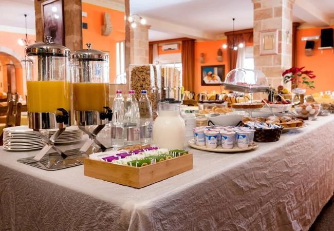 Buffet della colazione con succhi, cereali e yogurt.