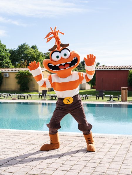 Mascotte arancione e bianca vicino a una piscina.