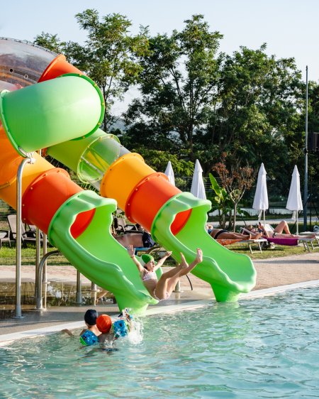Scivoli colorati in piscina.