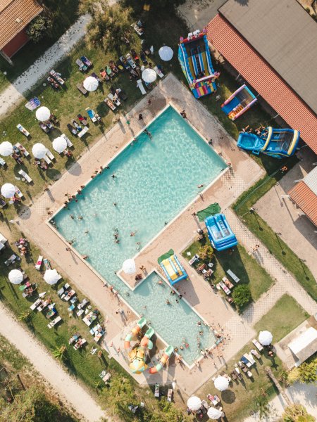 Vista dall'alto di piscine affollate.