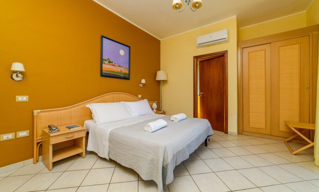 Stanza con letto, armadio e aria condizionata.