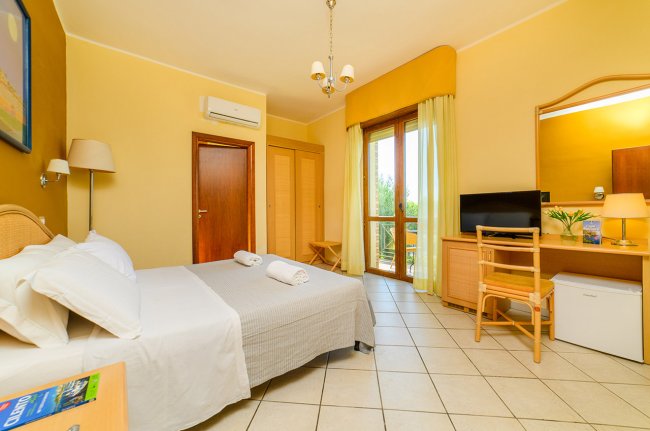 Camera doppia con scrivania e specchio.