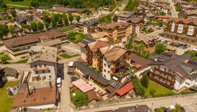 Veduta aerea di un villaggio di montagna.