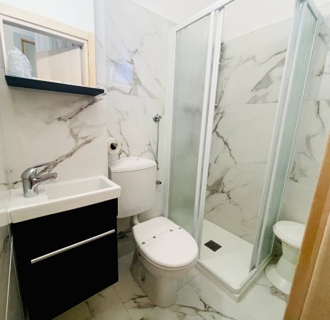 Bagno moderno con doccia e lavabo.