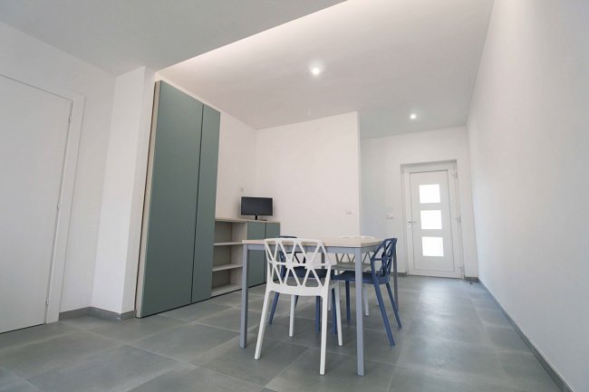 Sala da pranzo moderna con tavolo e sedie.