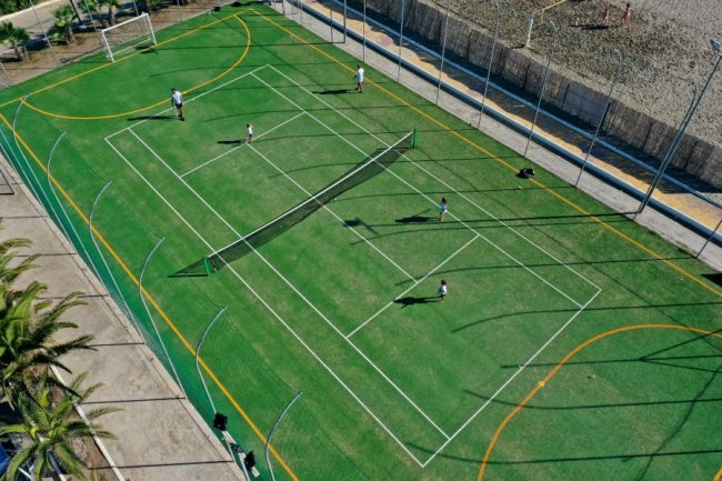 Campo da tennis con giocatori.