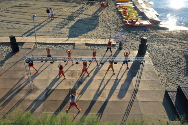 Lezione di fitness sulla spiaggia.