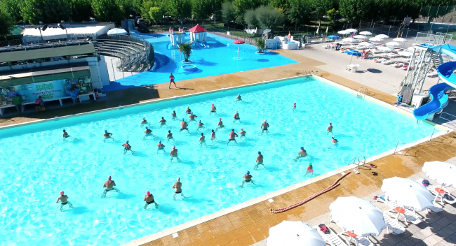 La piscina con scivolo del Villaggio Camping Verde Mare a Marina Palmense (Marche)