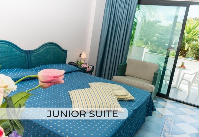 Camera d'hotel con letto matrimoniale e balcone.