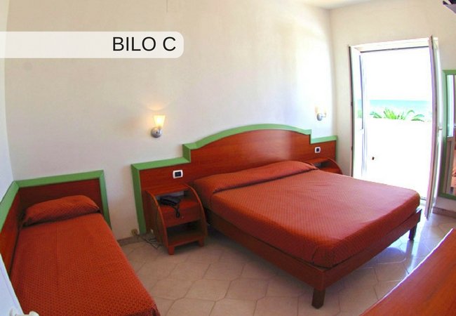 Camera con letto matrimoniale e singolo.