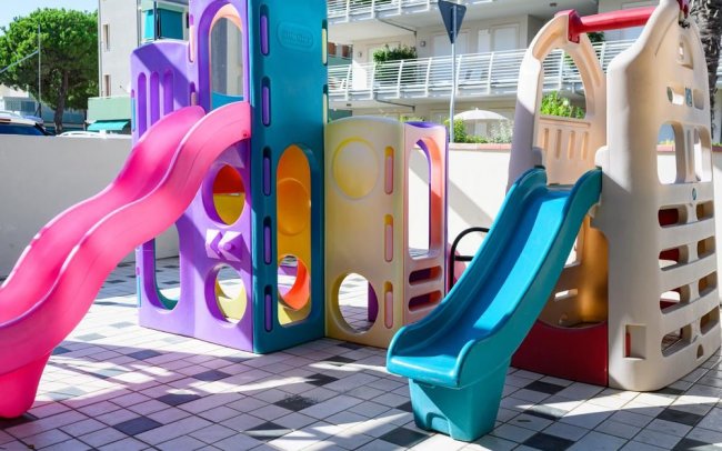 Area giochi con scivoli colorati per bambini.