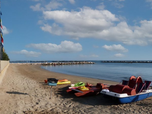 Spiaggia con pedalò e canoe.