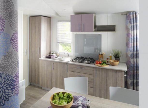 Cucina moderna in legno chiaro.