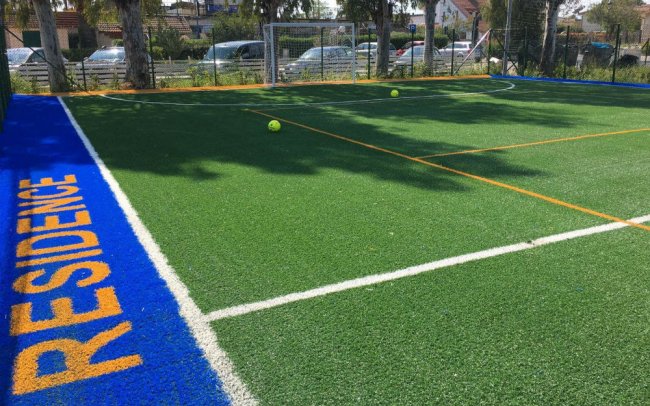 Campo da calcetto con reti e palloni.